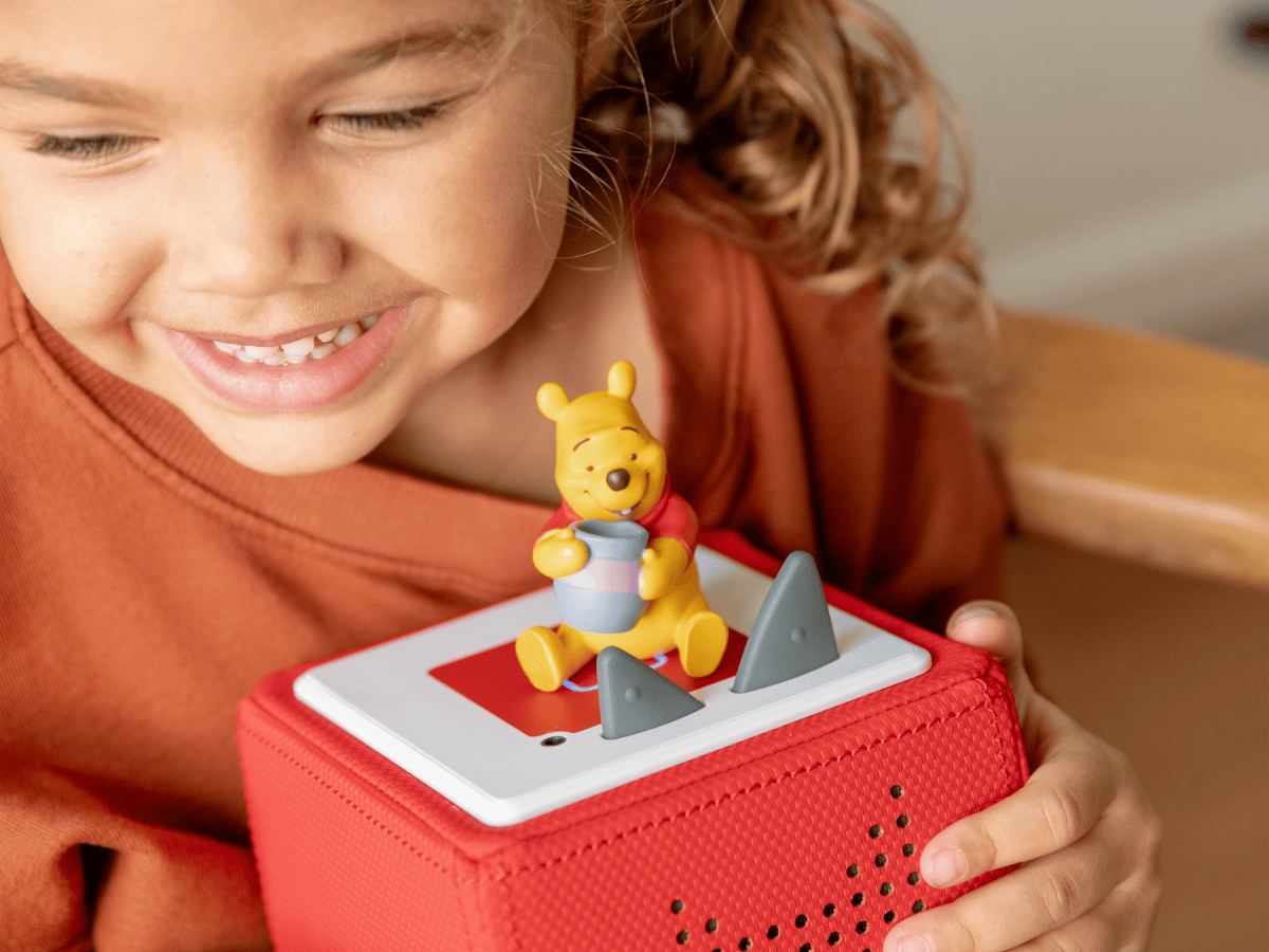 Enfant écoutant le Tonie Winnie