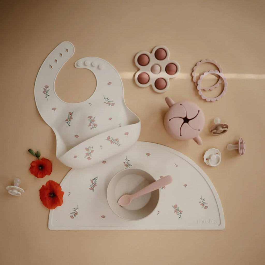 Bavoir en silicone pour bébé - Fleurs roses-Mushie-Boutique LeoLudo