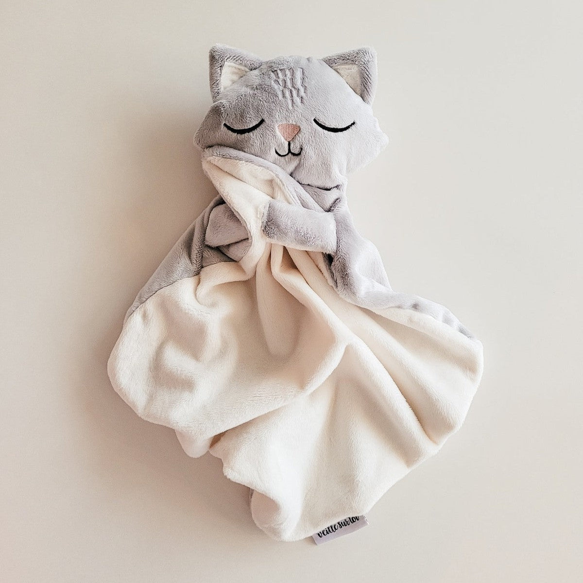 Doudou chat Ferguson endormi -Peluches- Boutique LeoLudo-Veille sur toi