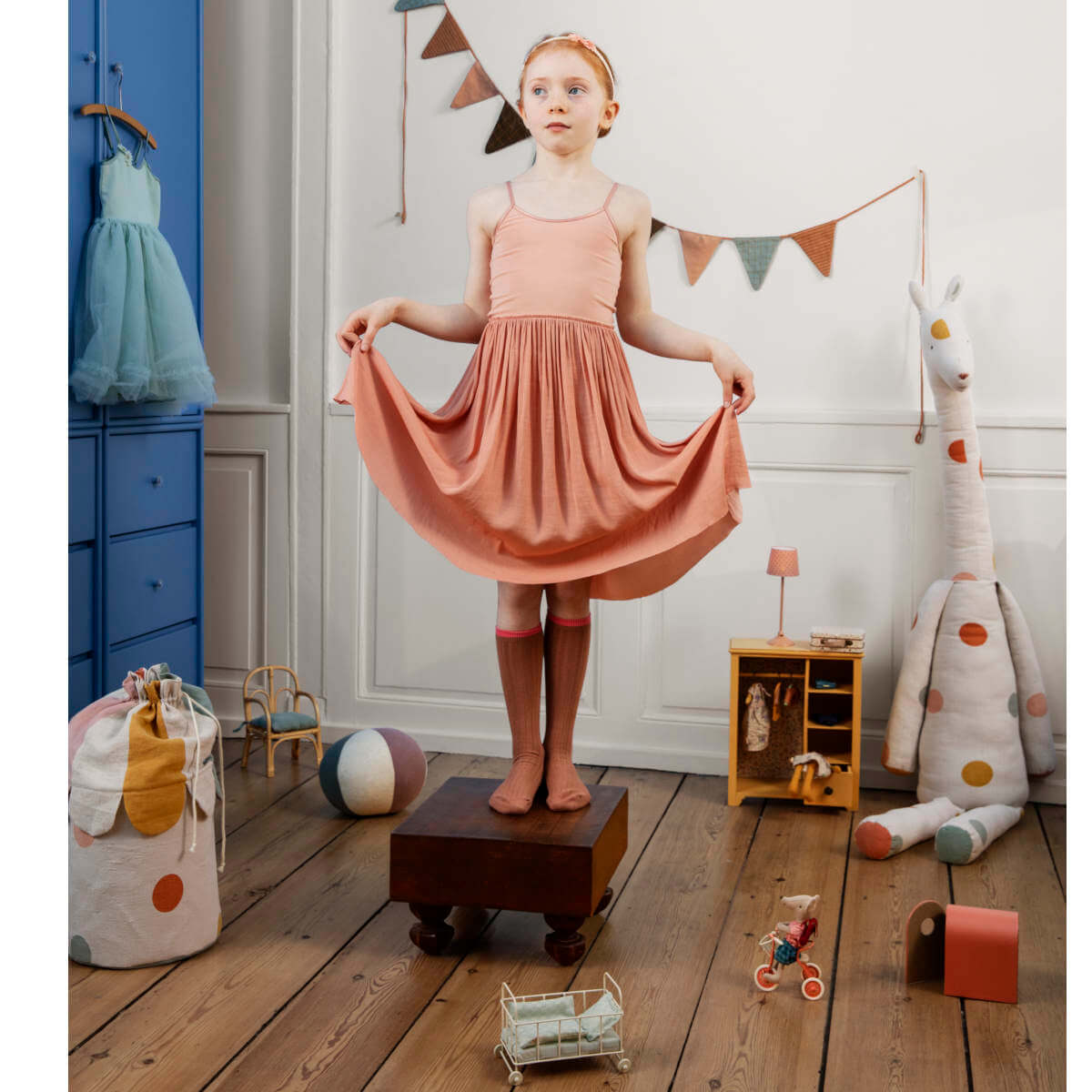 Grand garde - robe jaune pour vêtements de poupée - Accessoires de maison de poupées - Boutique LeoLudo - Maileg