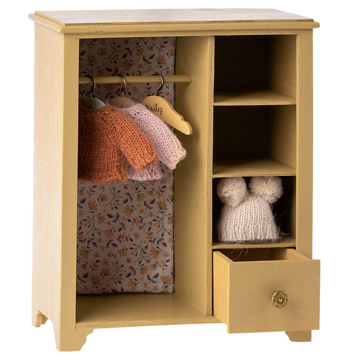 Grand garde - robe jaune pour vêtements de poupée - Accessoires de maison de poupées - Boutique LeoLudo - Maileg