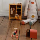 Grand garde - robe jaune pour vêtements de poupée - Accessoires de maison de poupées - Boutique LeoLudo - Maileg