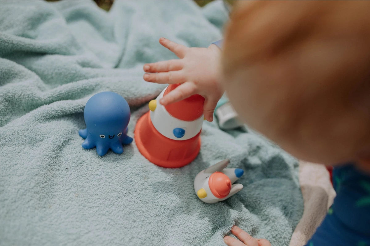 Itzy Stack & Squirt™ – Phare et animaux de bain -Jouets de bain- Boutique LeoLudo-Itzy Ritzy Canada