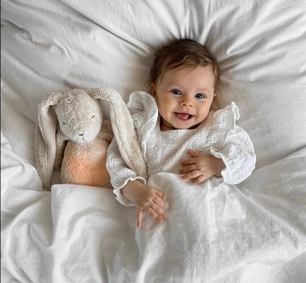 Lapin Polaire Moonie – Peluche sonore biologique avec veilleuse - Jouets d'éveil - Boutique LeoLudo - moonie