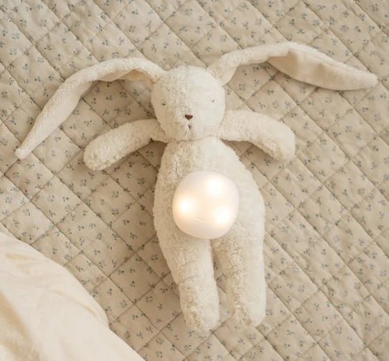 Lapin Polaire Moonie – Peluche sonore biologique avec veilleuse - Jouets d'éveil - Boutique LeoLudo - moonie