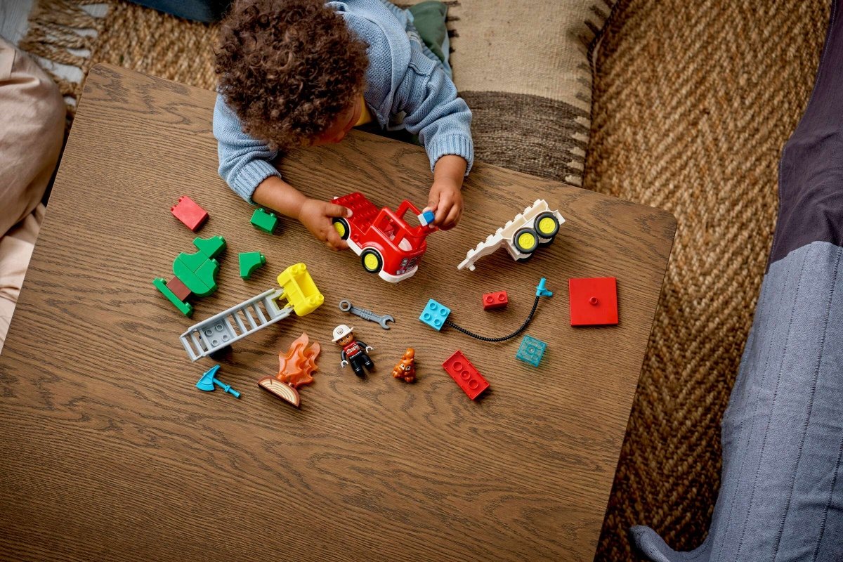 LEGO® DUPLO® Camion de pompier avec lance et pompier – Jeu de construction 2 ans+ - Ensembles de jeu - Boutique LeoLudo - LEGO