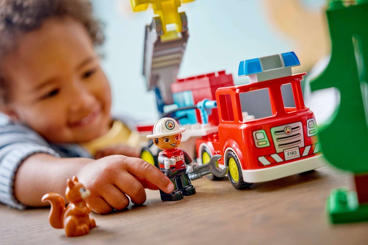 LEGO® DUPLO® Camion de pompier avec lance et pompier – Jeu de construction 2 ans+ - Ensembles de jeu - Boutique LeoLudo - LEGO