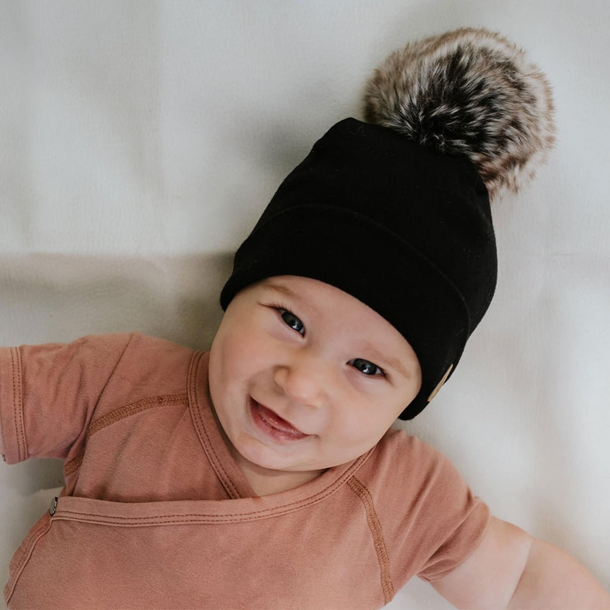 Tuque à pompon en coton bio pour bébé 0-6m (options de couleur) -Accessoires vestimentaires- Boutique LeoLudo-Petit Coulou