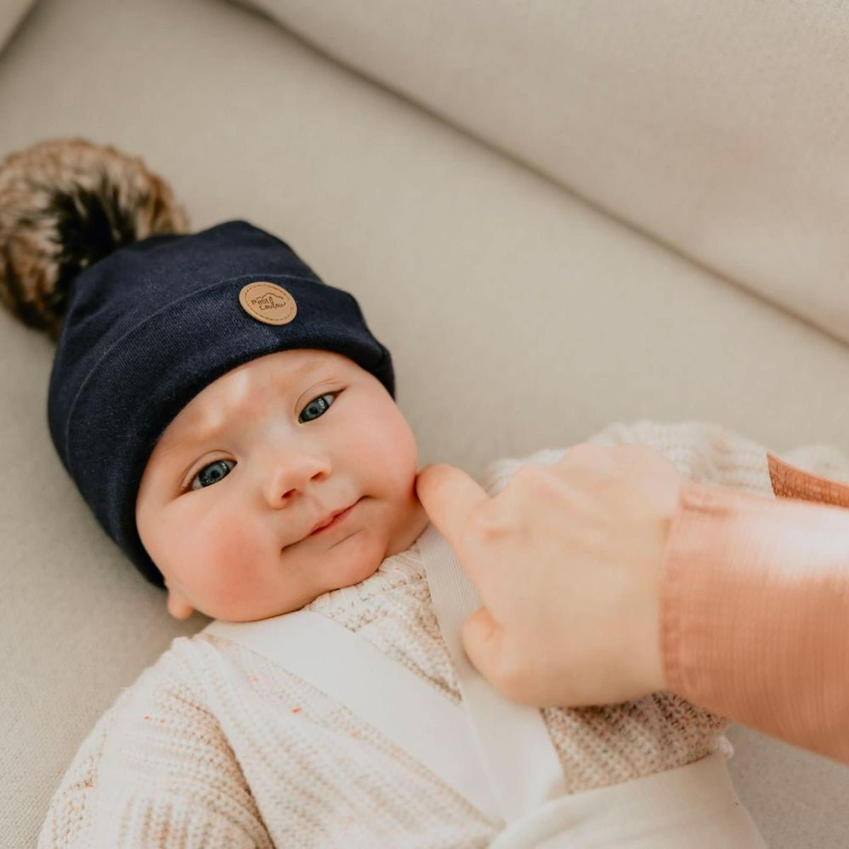 Tuque à pompon en coton bio pour bébé 0-6m (options de couleur) -Accessoires vestimentaires- Boutique LeoLudo-Petit Coulou