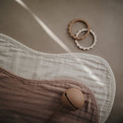 Bavoirs d'épaule en mousseline - Natural/Fog (paquet de 2)-Mushie-Boutique LeoLudo