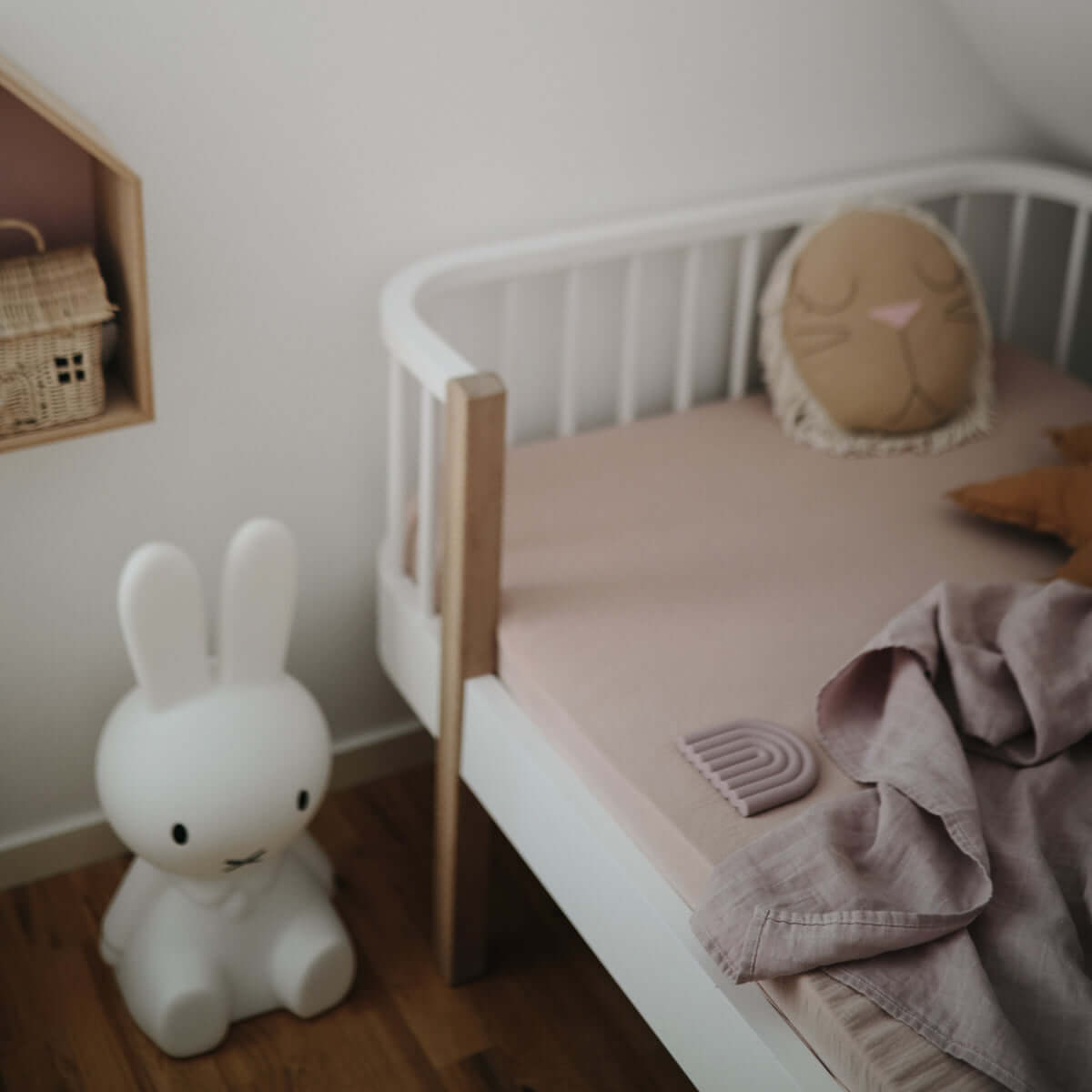 Drap contour de lit de bébé en mousseline - Blush - Literie - Boutique LeoLudo - Mushie