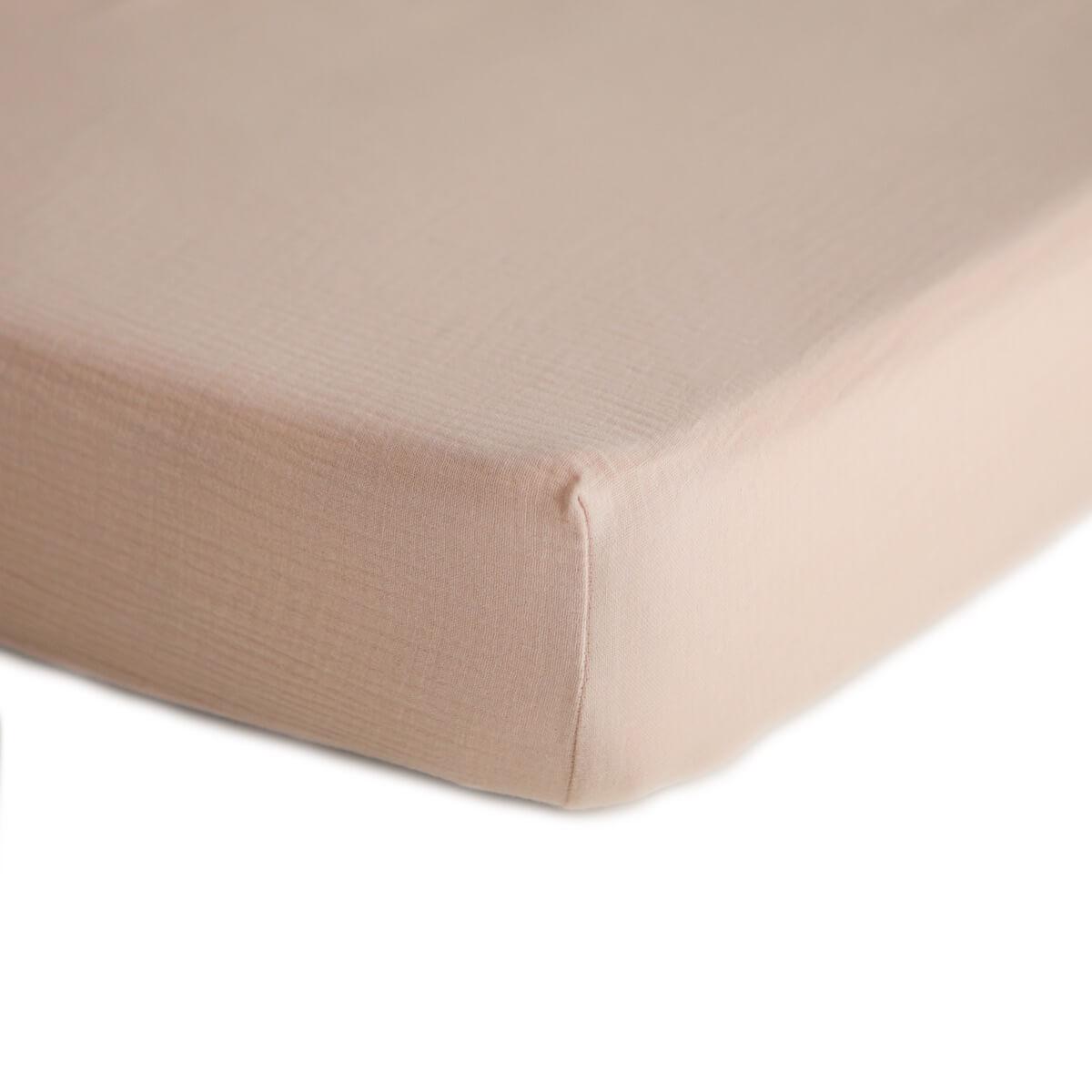Drap contour de lit de bébé en mousseline - Blush - Literie - Boutique LeoLudo - Mushie
