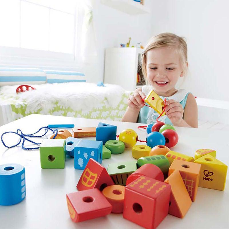 Formes en bois à enfiler (32 pcs) - Jeux de motricité fine - Boutique LeoLudo - Hape