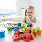 Formes en bois à enfiler (32 pcs) - Jeux de motricité fine - Boutique LeoLudo - Hape