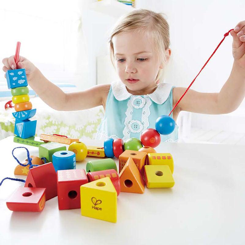 Formes en bois à enfiler (32 pcs) - Jeux de motricité fine - Boutique LeoLudo - Hape