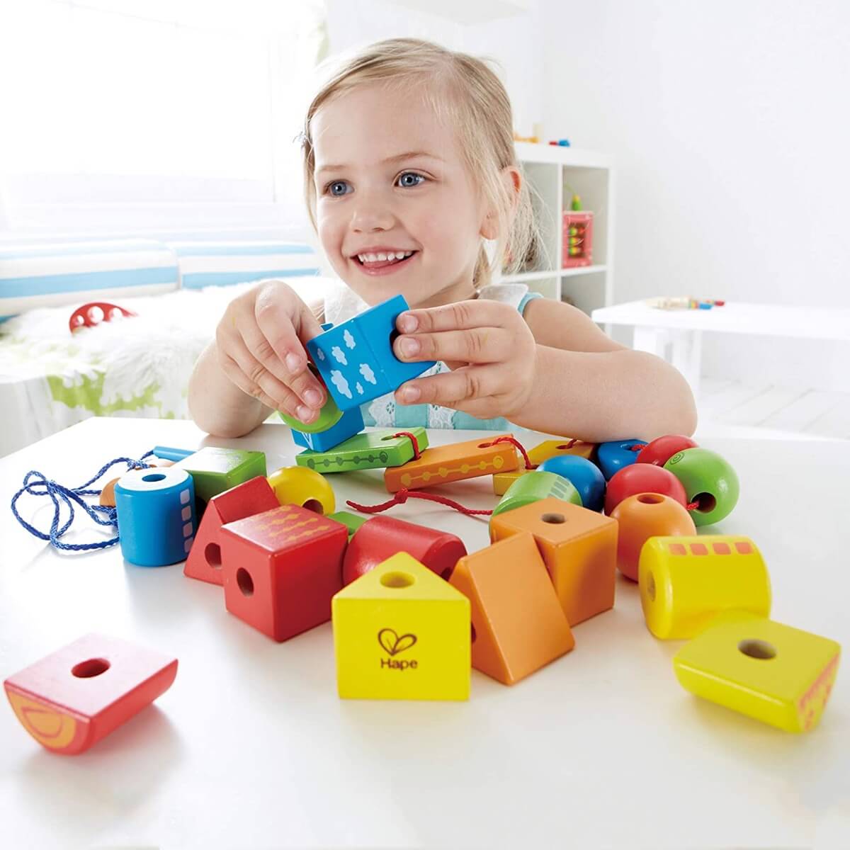 Formes en bois à enfiler (32 pcs) - Jeux de motricité fine - Boutique LeoLudo - Hape