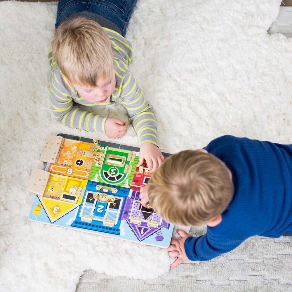 Planche avec portes à serrure - Jeux de motricité fine - Boutique LeoLudo - Melissa & Doug