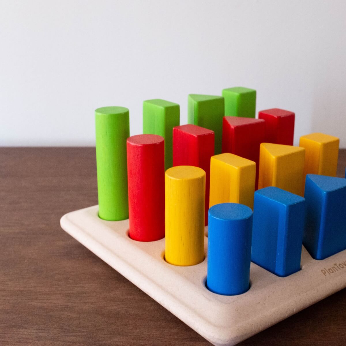 Plateau à chevilles géométrique-Plan Toys-Boutique LeoLudo