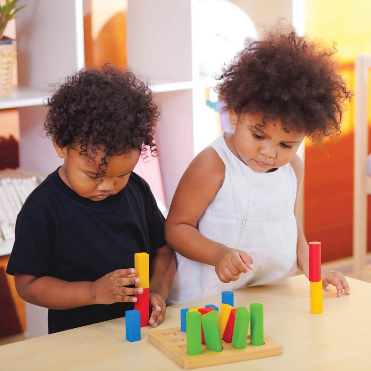 Plateau à chevilles géométrique-Plan Toys-Boutique LeoLudo