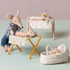 Table à langer pliante pour bébé souris - Accessoires de maison de poupées - Boutique LeoLudo - Maileg