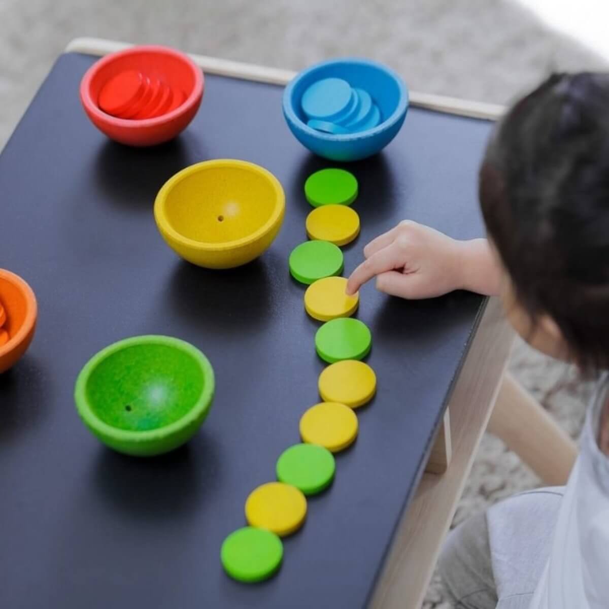 Tasses et jetons à compter et trier - Jouets à trier & empiler - Boutique LeoLudo - Plan Toys