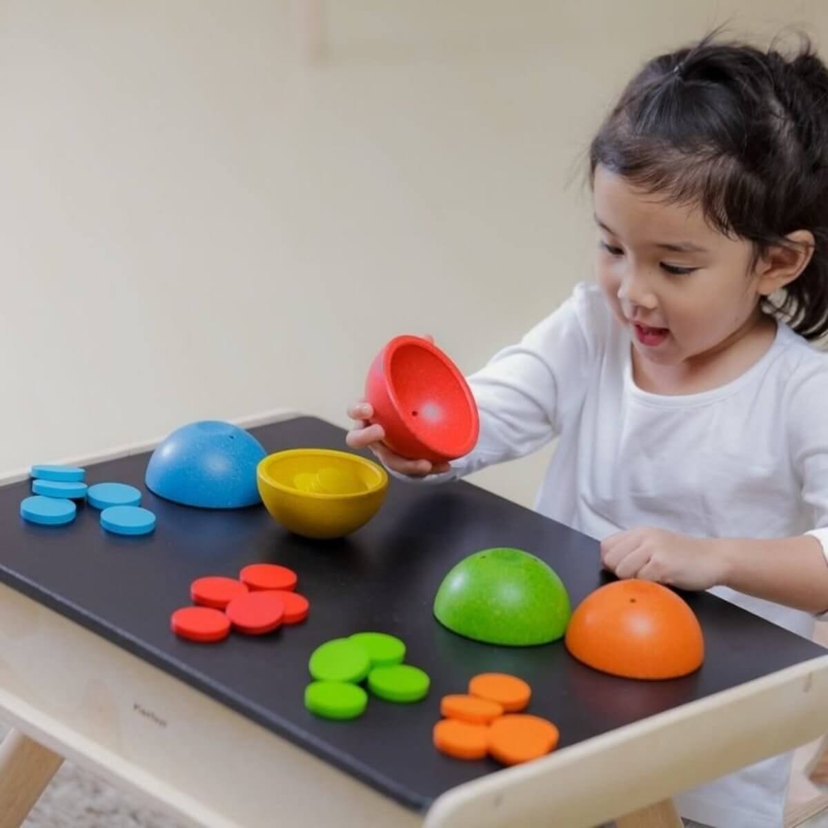 Tasses et jetons à compter et trier - Jouets à trier & empiler - Boutique LeoLudo - Plan Toys