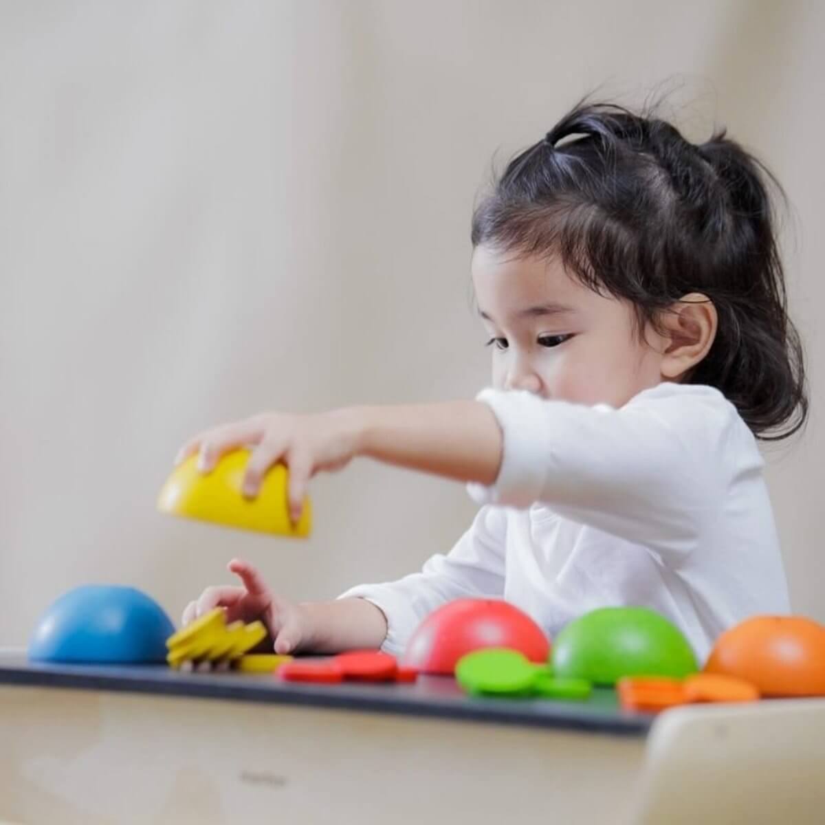 Tasses et jetons à compter et trier - Jouets à trier & empiler - Boutique LeoLudo - Plan Toys